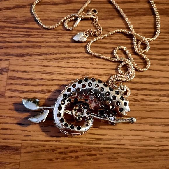 IGUANA Crystal Necklace - Picture 3 of 8